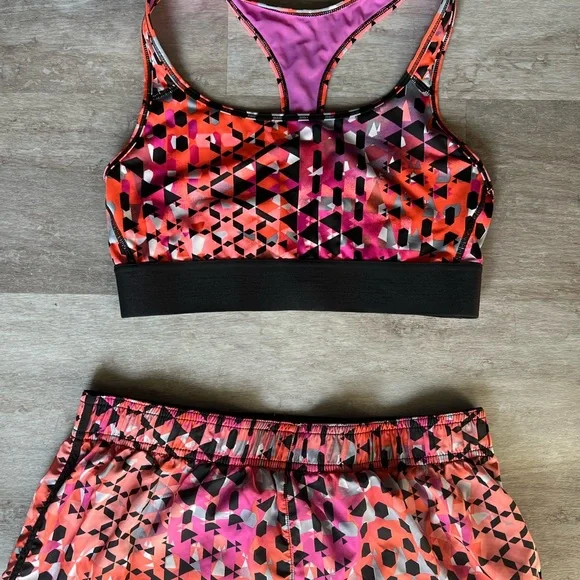 Victoria’s Secret Sport Player Run Short & bra geometric pink set medium - Picture 2 of 5
